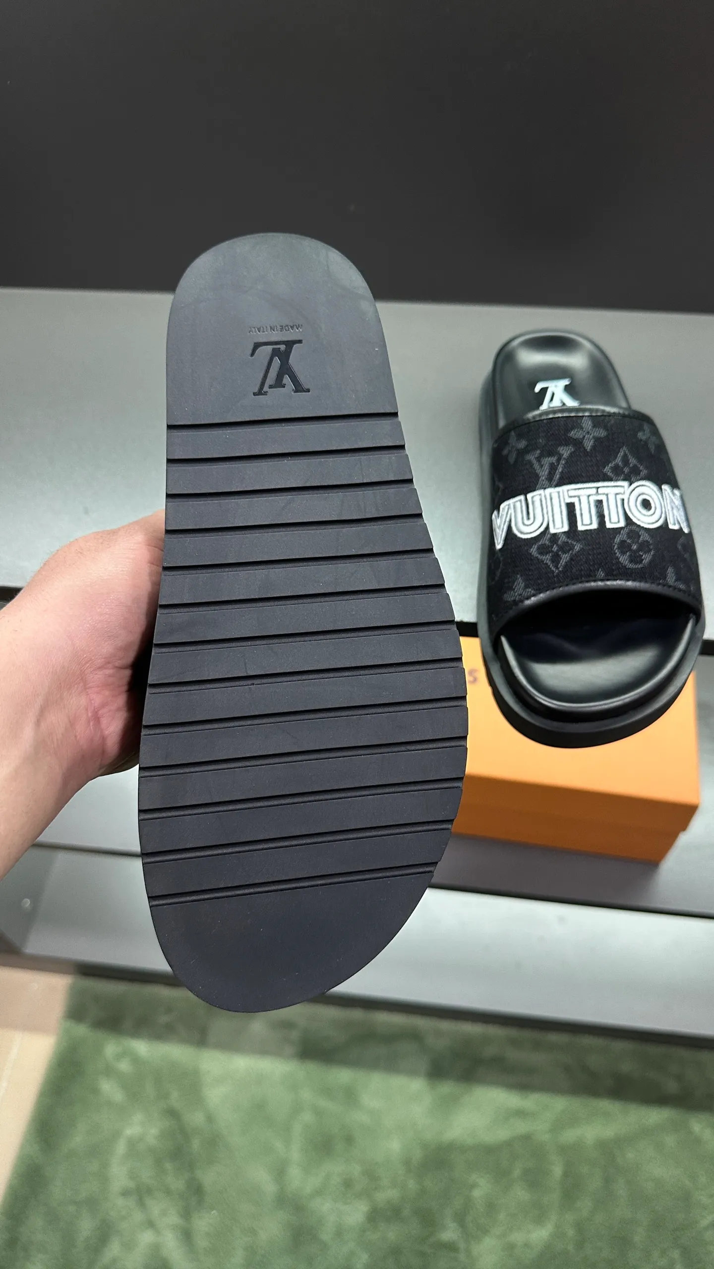 [L Home] P: 300💰Size: 38-45 Top purchasing lv men's summer slippers, classic presbyopia with soft real leather lining, unique color splicing effect, distinctive personality, fashionable and trendy essential style, light and comfortable. Lightweight and tough rubber insole, micro ridged foam outsole, super comfortable!